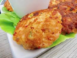 Salmon fish cakes have that feeling of comfort food and can be a really healthy family dinner. Keto Bang Bang Salmon Cakes Keto Cooking Christian