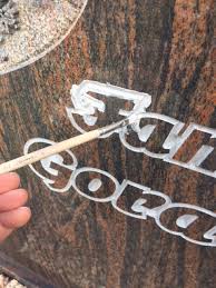 Wir sind eine schwäbische, familienbetriebene gärtnerei welche ``grabsteine``aus witterungsbeständigem eichenholz xertifix e.v. Wie Kann Man Die Verblasste Schrift Des Grabes Auffrischen Bachmann Grabmale Steinmetz Grabschmuck Schriftfarbe