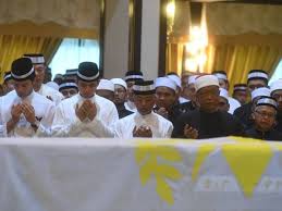 The state museum was officiated by sultan haji ahmad shah. Almarhum Prihatin Nasib Anak Seni