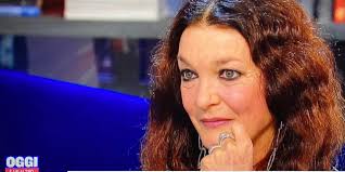 Mentre apicella prosegue faticosamente le riprese del suo film, la sua insicurezza lo porta ad avere dei terribili incubi, nei quali insegue una bella ragazza di nome silvia e, sempre più roso dal tarlo della gelosia, si trasforma alla fine in un lupo mannaro. Un Ragazzo E Una Ragazza Marina Suma Ho Amato Questo Film E Stato Come Raccontare La Mia Storia Noi Degli 80 90