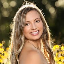 Leah Pyle's Instagram, Twitter & Facebook