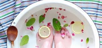 فوائد نقع القدمين بالماء والملح إستشاري