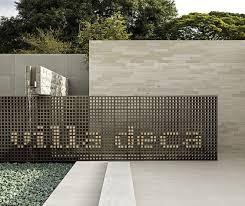 Villa Deca Sao Paulo Pinned By Www Megwise It Megwise Environmentalgraphics Signage Entrance Signage Exterior Signage Outdoor Signage