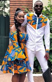 This woman is arranging pagne, a waxed cotton fabric women use for dresses and head scarves. 220 Idees De Couples Assortis Tenues Pour Couples Tenue Africaine Mode Africaine
