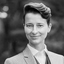 Julianne Peters's Instagram, Twitter & Facebook