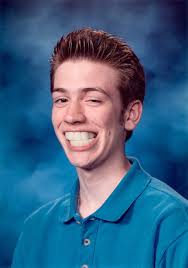 Tenía 16 años y me acabo de quitar el aparato. Todavía era consciente de lo  rectos que eran mis dientes, así que no quería sonreír en el día de la  foto. The