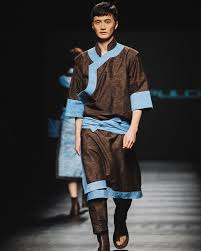 Menjelaskan model baju batik unik terkini, baju batik kerja, baju batik kantor, baju batik keluarga, baju batik seragam, busana batik modern koleksi model baju batik untuk pramugari terbaru merupakan busana batik seragam pramugari dengan desain modern serta model terbaru yang s. 20 Merek Kemeja Batik Pria Modern Yang Terkenal Di Indonesia Updated Bukareview