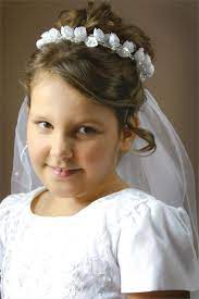 Here the proposal is to leave the hair a little below the shoulders very natural slightly wavy and create a very subtle half ponytail that intertwines. First Communion Beaded Rose Veil 33293