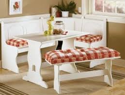 Yeni nesil köşe tasarımları gereken tüm konfora ve teknolojik özelliklere sahip. Modern Beyaz Sandalyeli Dekoratif Mutfak Masasi Modeli Kadin Klasik Tarz Mutfaklar Mutfak Mutfak Masasi