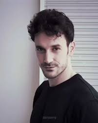 Meddy y su sorprendente parecido con Luis Serra