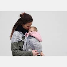 Start by deciding which side of your body you want to hold your baby on. Yaro Newborn Navy Ring Sling