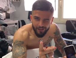 Napoli ace lorenzo insigne is showing off his incredible tattoo of a pride of lions on instagram. Video Nuovo Tatuaggio Da Enzo Brandi Per Lorenzo Insigne Che Canta E Oggi Come Allora Difendo