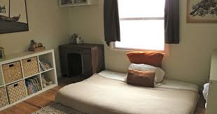Hlektronikh Didaskalia Ftia3e To Teleio Foithtiko Spiti Oikonomika Montessori Infant Room Toddler Rooms Montessori Room