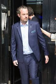 Matthew Perry Mixes A Dapper Suit With Disheveled Hair And Beard Matthew Perry Dapper Suits Matthews