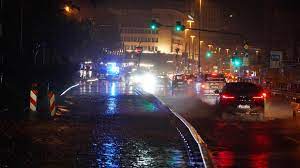 Noch gibt es keine entwarnung. Stuttgart Schwere Unwetter Uberfluten Strasse Vor Hauptbahnhof