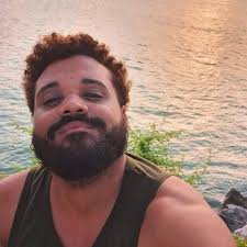 Eu amei esse filme mas esse gay de óculos me irritava o tempo todo 😅 ele  militando contra padrão ,mas só queria sentar no padrão toda hora 😂😂😂