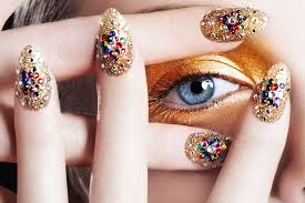 Frente al espejo tu te ves la mas bella y por eso sueñas de que desesperas tu pricipe. Dorit Thies Delicious Red Macro Lips Nails Studio Unas Azules Unas Decoradas