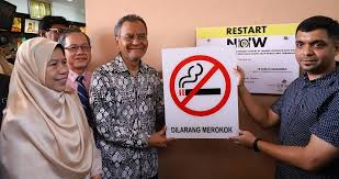 Di dalam tempat makan atau kedai berhawa dingin. Nampak Perokok Di Tempat Makan Laporkan Terus Pada Kkm Soyacincau Com