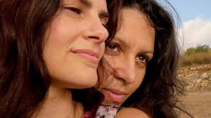 rootsROUTES poetry films #1 Film: Eleġija Post: Spazju B, St James Cavalier,  Valletta Tul: 17.30 mins Ċertifikazzjoni: 14+ Il-film Eleġija huwa mnebbaħ  mill-poeżiji “Dedika” u “Eleġija” ta' Doreen Micallef. Direzzjoni ta' Ken