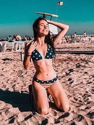 Descopera noile oferte de rochite de plaja crosetate, costume de baie cu push up si slip brazilian. Pro Tv Andra Gogan Nu Mai E O FetiÈ›Äƒ Poza Sexy De Pe Instagram Care A Transformat O Intr O Femeie FatalÄƒ