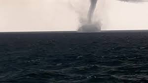 U udaru tornada koji je u četvrtak uveče pogodio južni deo češke poginulo je petoro ljudi, a povređeno je preko 200 osoba. Kxjm9qbyhhn2rm