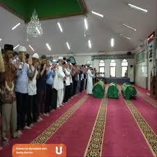 Adapun tata cara sholat jenazah perempuan lengkap dengan bacaan niat dan doanya adalah sebagai berikut: Kk2nfa Ipnkv4m