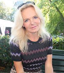 Hetspijtons enorm jullie te moeten vertellen dat lucinda vanochtend in alle rust is overleden, omringd door haar familie, die zo belangrijk voor haar was, daarmee opent de familie van lucinda riley een. In Liefdevolle Herinnering Lucinda Riley