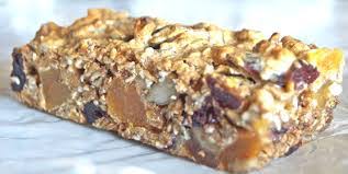 Le barrette proteiche sono oggi un tipo di alimentazione da strada molto comune e si potrebbe anche dire anche trendy, tanto che si possono possiamo effettuare una prima distinzione tra le barrette proteiche, quelle ad alto contenuto proteico, quelle energizzanti e quelle specifiche per lo sport. Barrette Fatte In Casa Nutrizionista Valdarno Dieta E Nutrizione
