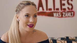 Und ich bin absolut kein fan von lafee. Awz Christina Klein Alias La Fee Verlasst Die Serie Um Wieder Als Sangerin Durchzustarten