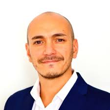 Presentamos el caso de una estenosis ureteral distal izquierda secundaria a  una lesión ureteral durante una oforectomia convencional.