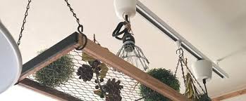 セリアの ワイヤーメッシュラティス で 簡単ハンギングラック 2020 ワイヤーメッシュ インテリア ワイヤー インテリア 収納