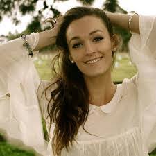 Dinah Pearson's Instagram, Twitter & Facebook