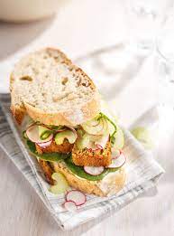 Sandwich Au Vege Pate Et Legumes Croquants Ricardo Recipe Vegetarian Recipes Cold Meals Lunch Recipes