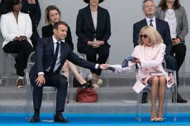 October 27 at 2:14 am ·. Macron Et Couacs Au 14 Juillet Masques Panique Gilets Jaunes Et Ballons Photos