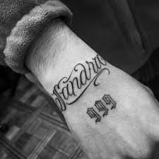 Tatuaje de letras y números . Sandra