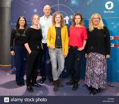 Das team ist ein deutscher fernsehfilm und die 1115. 24 Oktober 2018 Sachsen Dresden 24 Oktober 2018 Deutschland Dresden Die Schauspieler Karin Hanczewski 2 R Cornelia Groeschel C Martin Brambach Und Jana Brandt R Mdr Fernsehen Spielen Direktor Nanni Erben 2 L Produzent Und