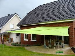 Sonnensegel In Manuell Aufrollbar Uber Einer Terrasse Als Grossflachiger Regen Und Sonnenschutz Sonnensegel Aufrollbare Sonnensegel Sonnenschutz