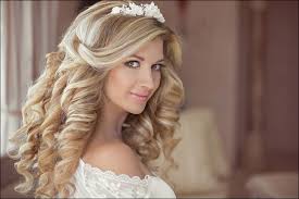 Whether it is rain, humidity, cold, sun or heat, the curls have a mind of their own. 23 Gorgeous Bridal Hairstyles For Curly Hair