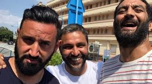 Cyril hanouna was born on september 23, 1974 in paris, france. Cyril Hanouna Fait De L Auto Stop Et Ce N Est Pas Gagne