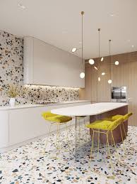 Une Cuisine Blanche Mange Debout Bar Ilot Central Chaise Jaune Credence Sol Et Carrelage En Terrazzo Decouv Cuisine Minimaliste Cuisine Moderne Cuisine Blanche