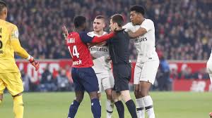This structure would stay compact but would switch to a more aggressive press in two ocasssions. Ten Man Psg Humiliated At Lille Made To Wait For Title Eurosport