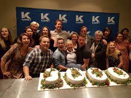 Binnelanders begon als een wekelijks drama van een uur, waarvan de eerste aflevering op 13 oktober 2005 alleen in het afrikaans werd uitgezonden. Tvsa On Twitter Happy 3000th Episode To The Cast And Crew Of Binnelanders The Eps Airs On Thursday 17 May