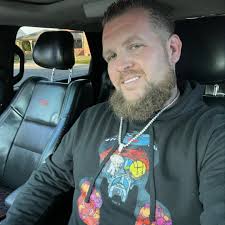 Kim Kardashian & Macaulay Culkin in new photo