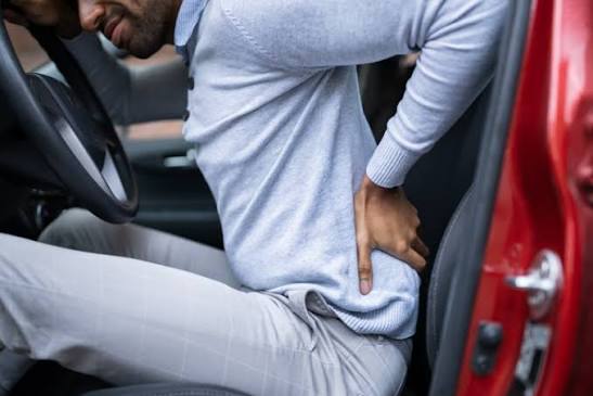 Dor na coluna ao dirigir: 7 sinais de alerta e como prevenir em 2026