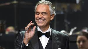Op twaalfjarige leeftijd werd hij na een ongeluk met een voetbal geheel blind, tot dat moment kon hij nog een beetje met zijn rechteroog zien. Andrea Bocelli Will Perform Live On Easter From Italy S Empty Duomo Cathedral Cnn