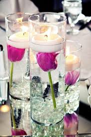 tischdeko mit tulpen festliche tischdeko ideen mit fruhligsblumen table decorations purple candles festive tables