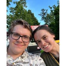 Brett Barnwell's Instagram, Twitter & Facebook