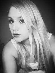 Laura Hettwer's Instagram, Twitter & Facebook