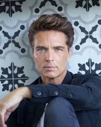 Every 2nd Tuesday of the month, @singersintheround brings together  singer-songwriters for a Nashville-style showcase at @arethasjazzcafe! 🎵  Immerse yourself in original music and enjoy the talented voices of Audrey  Ray and many