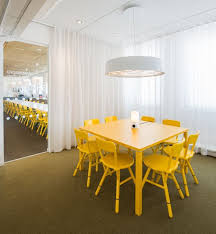 yellow small meeting room white curtain divider sari kucuk toplanti masasi beyaz bolucu perde house design corporate interior design office renovation